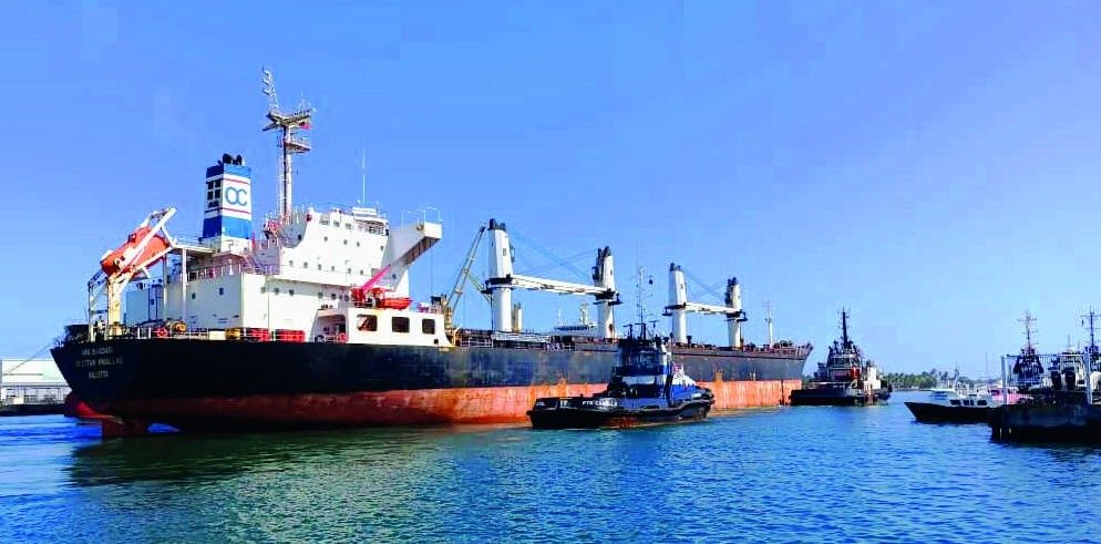 Bulk carrier assisted by tugs in a Venezuelan port